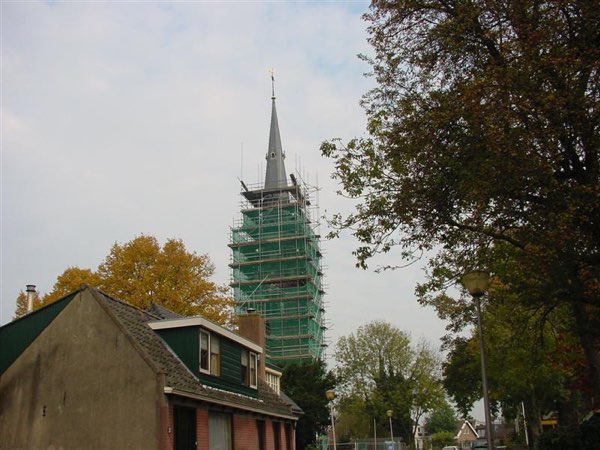 De toren van de St. Nicolaaskerk in de steigers, de top is nog zichtbaar. Het is 22 oktober.