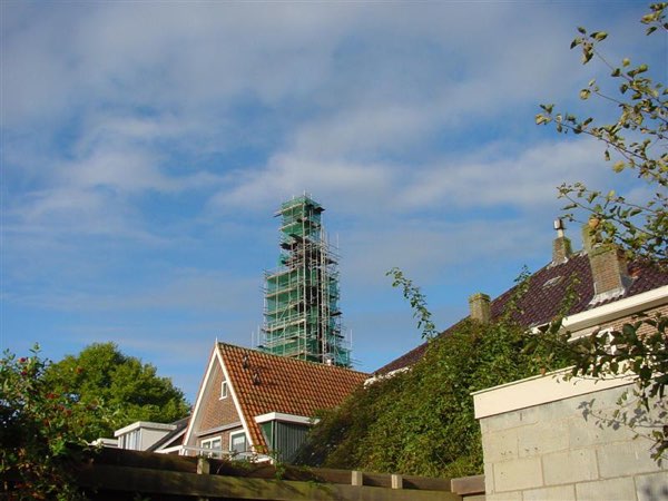 De toren is nu helemaal ingepakt.