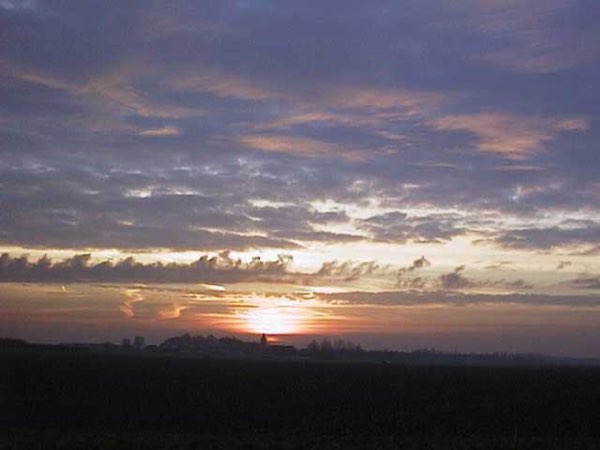 Een zonsopgang, gezien vanuit de achtertuin van mijn ouders.