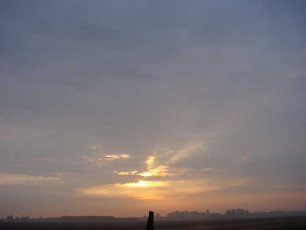 Een zonsopgang, gezien vanuit de achtertuin van mijn ouders.