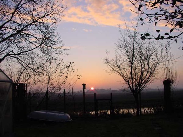 Een zonsopgang, gezien vanuit de achtertuin van mijn ouders.