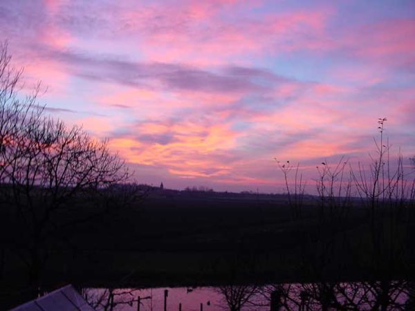 Een zonsopgang, gezien vanuit de achtertuin van mijn ouders.