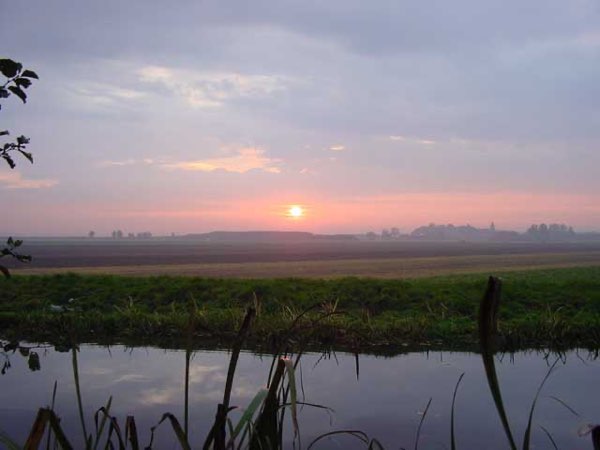 Een zonsopgang, gezien vanuit de achtertuin van mijn ouders.