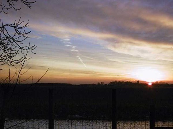 Een zonsopgang, gezien vanuit de achtertuin van mijn ouders.